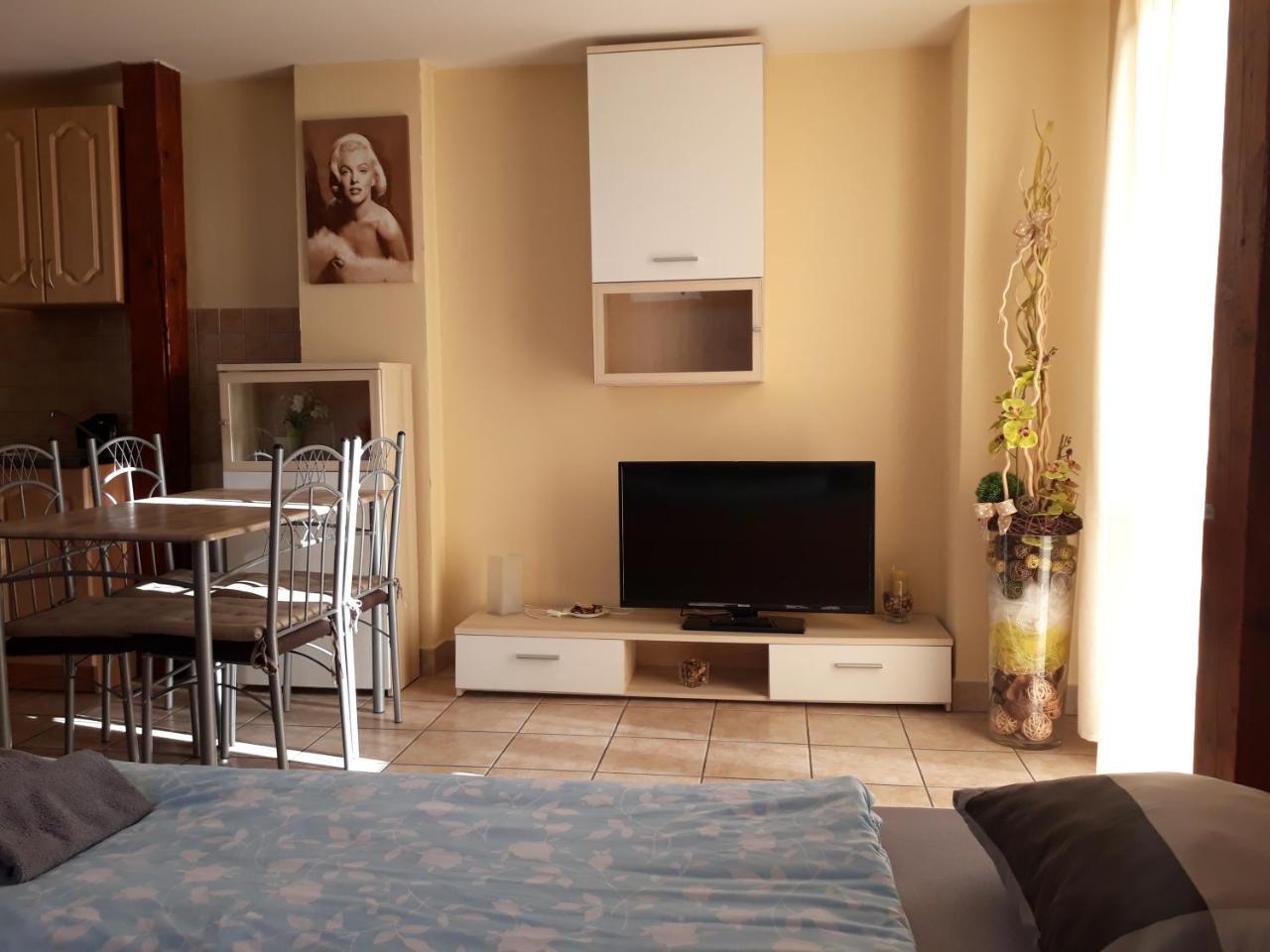 Penzion Fox Nemšová Exteriör bild
