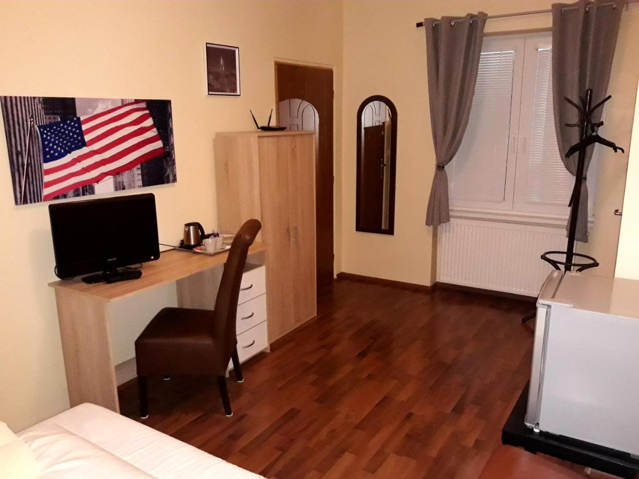 Penzion Fox Nemšová Exteriör bild