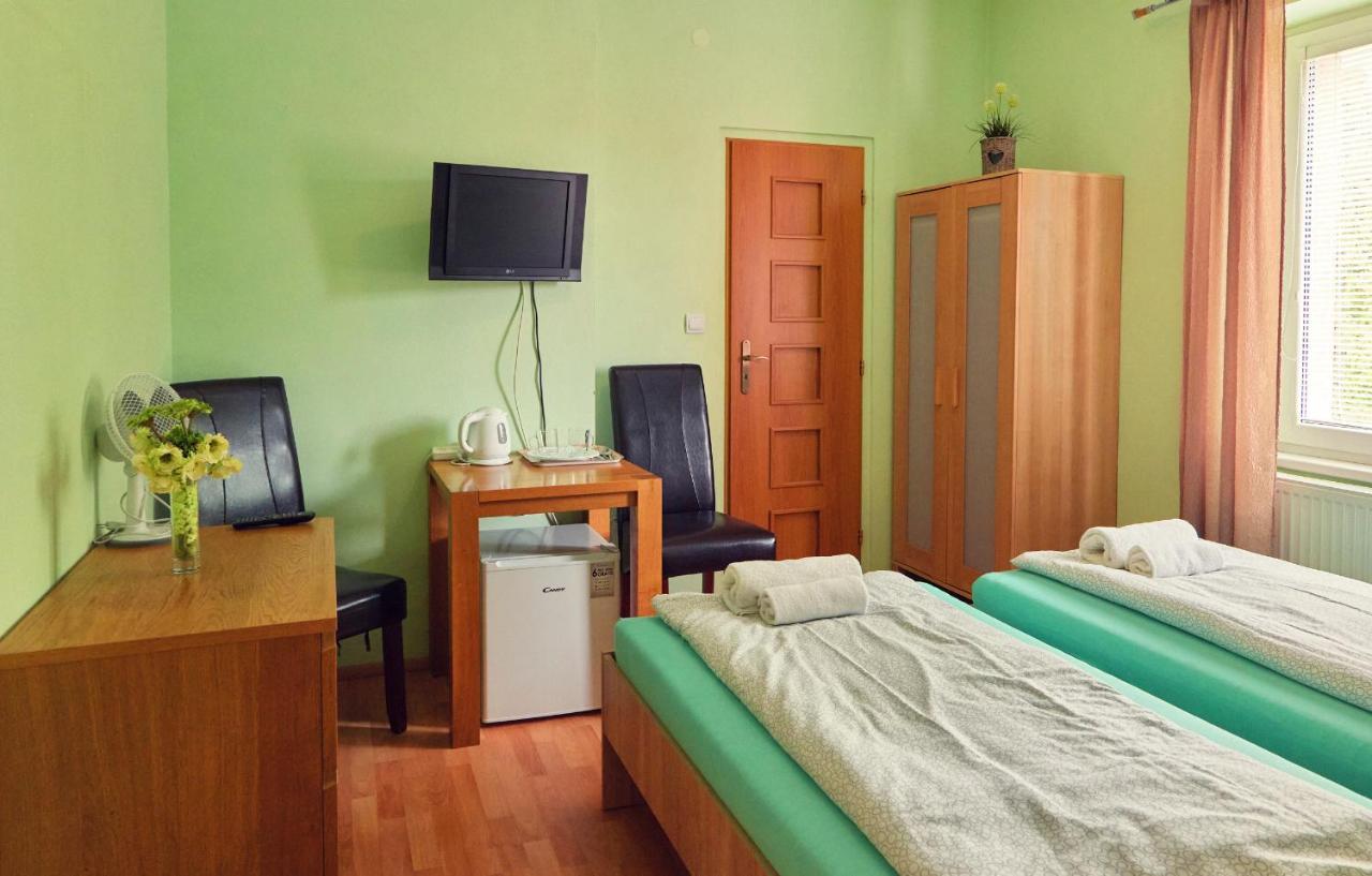 Penzion Fox Nemšová Exteriör bild