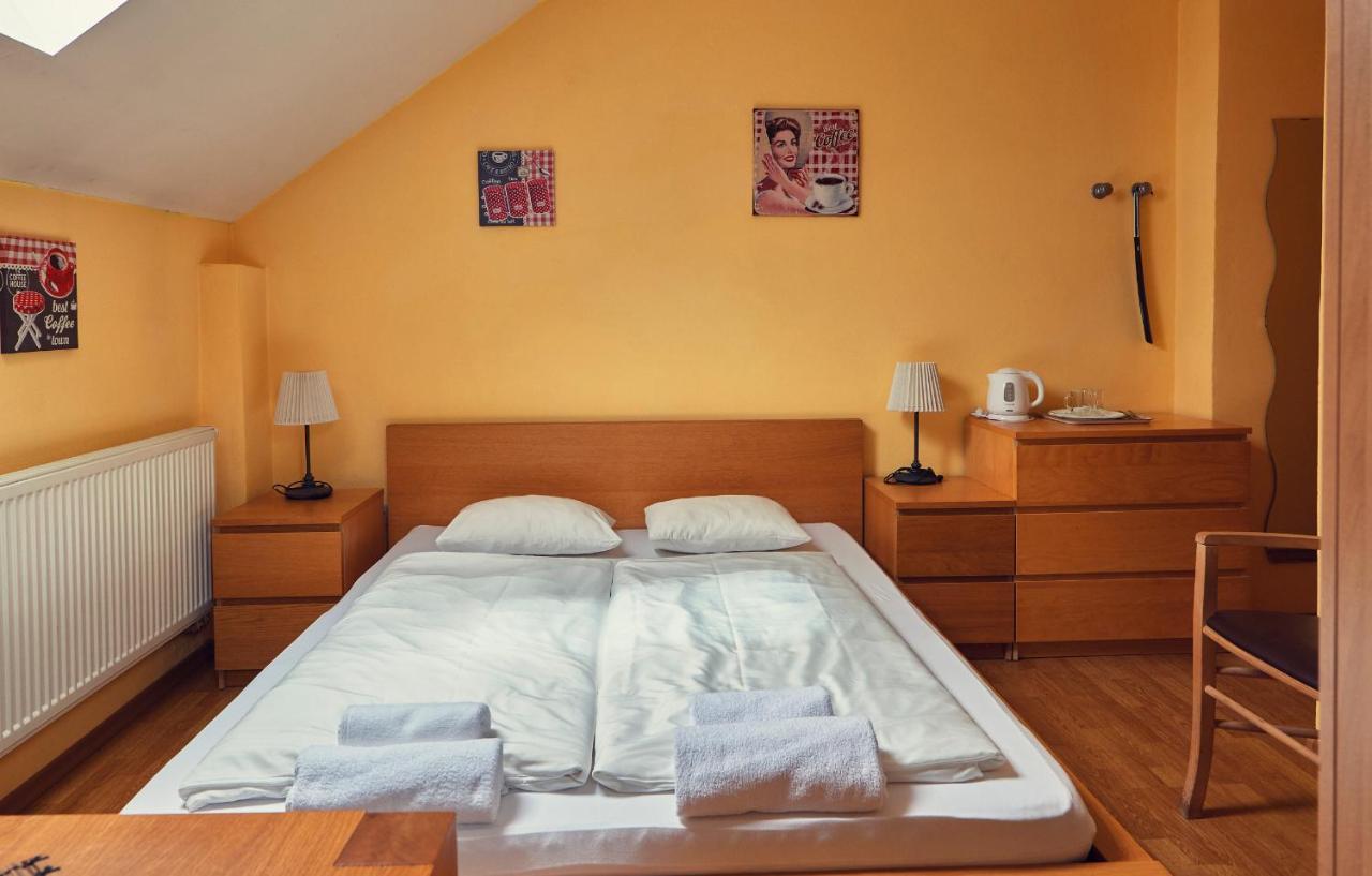 Penzion Fox Nemšová Exteriör bild