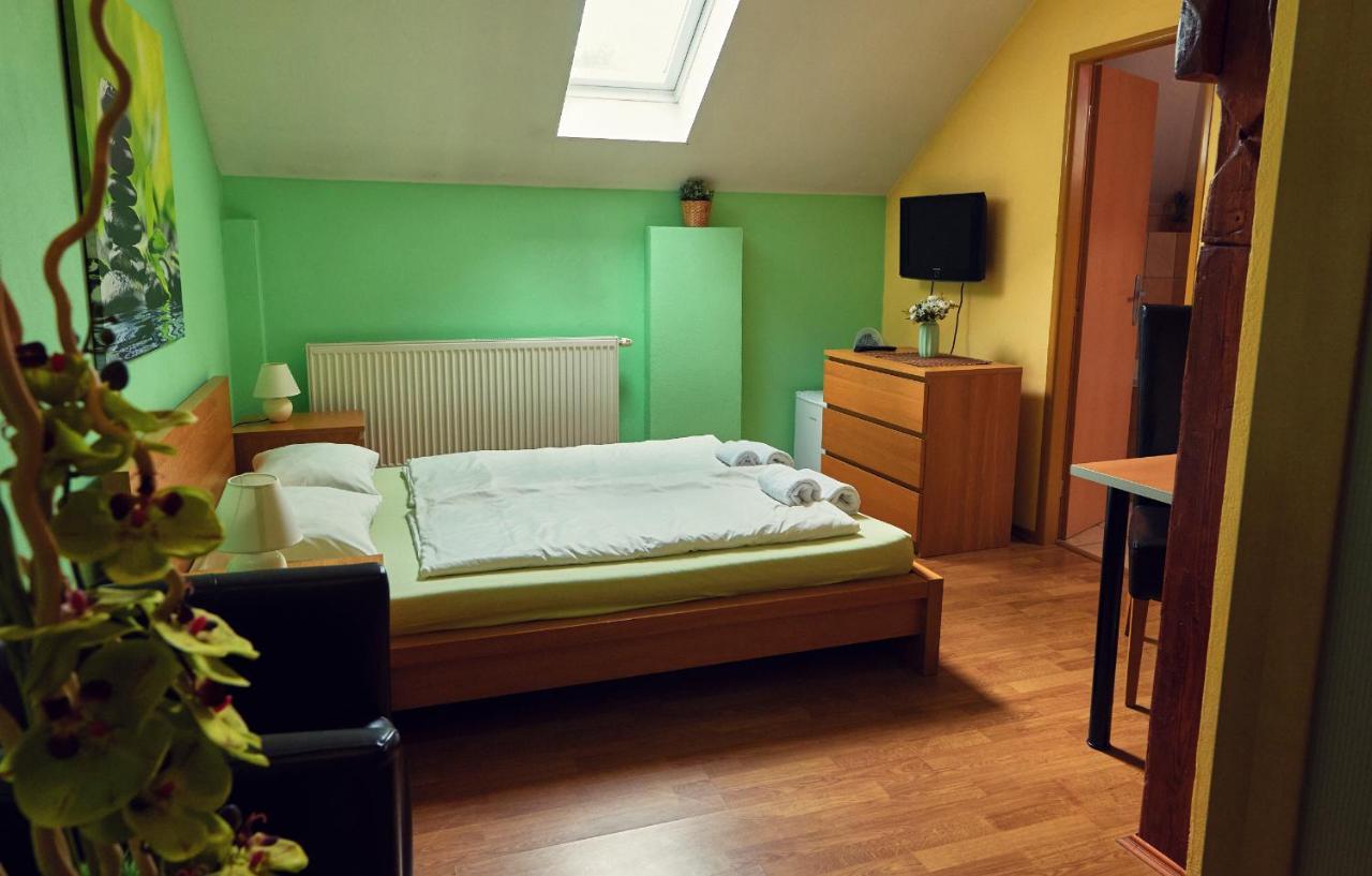 Penzion Fox Nemšová Exteriör bild