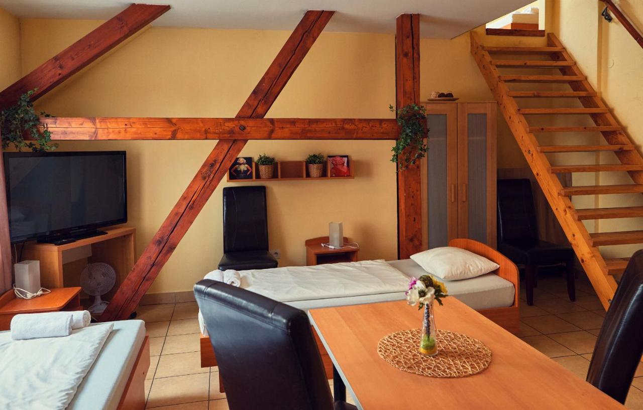 Penzion Fox Nemšová Exteriör bild