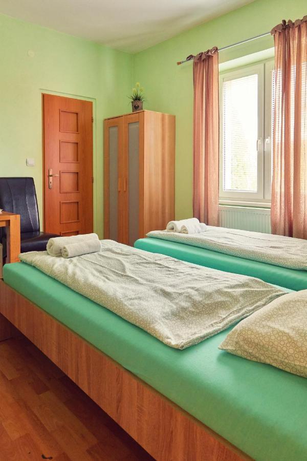 Penzion Fox Nemšová Exteriör bild